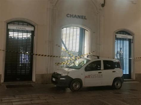 Torino: Sfondano con l'auto la saracinesca del negozio Chanel, .